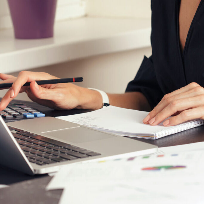 Close,Up,View,Of,Bookkeeper,Or,Financial,Inspector,Hands,Making